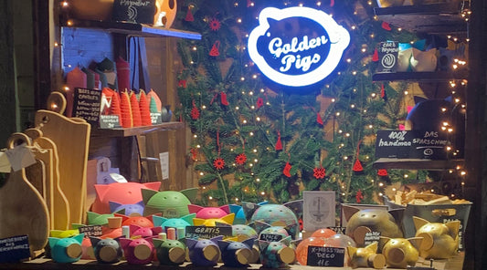 Golden Pigs Delights at the Spittelberg Christmas Market: Handmade Ceramic Piggy Banks Steal the Show!